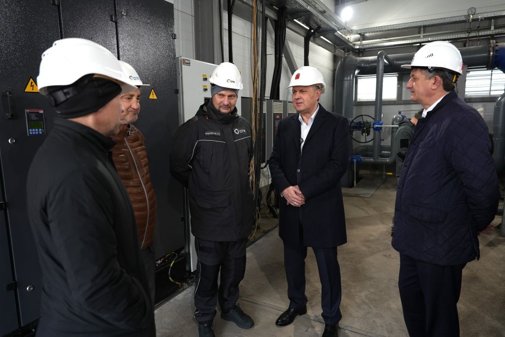 Глава Красноярска Сергей Верещагин проверяет работу нового теплового пункта Фото Дмитрия Бондарева 