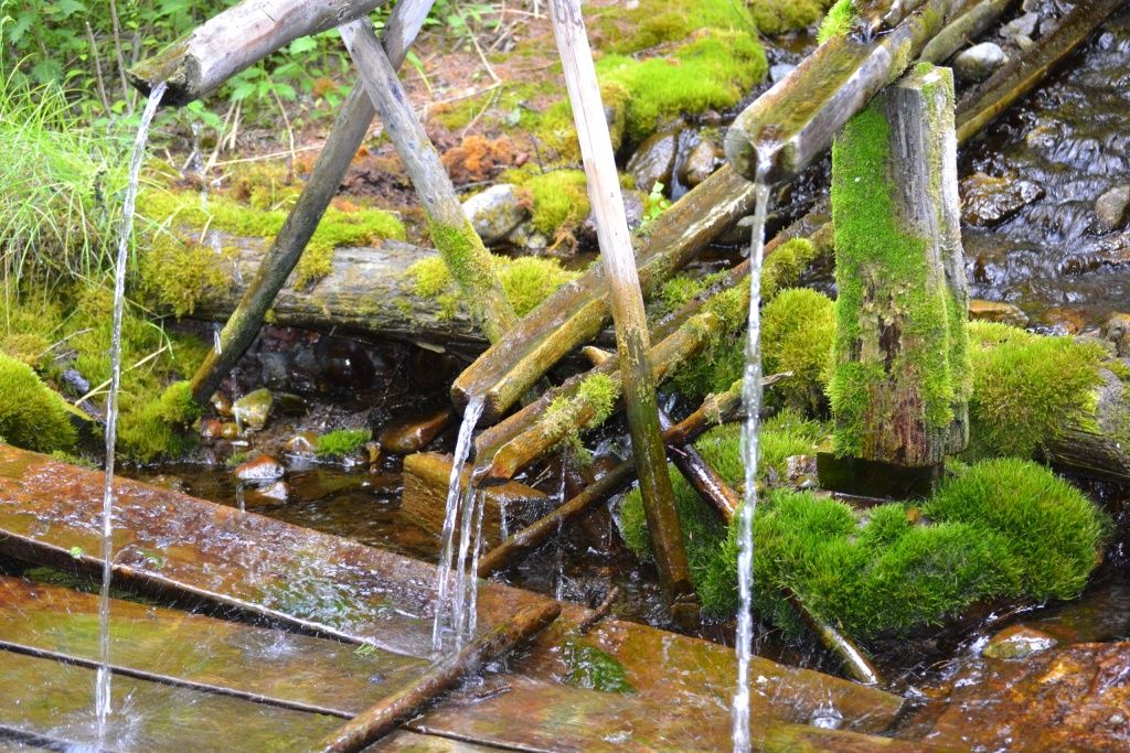 Аржаан около озера Ногаан-Холь. Чистейшая минеральная вода течет по импровизированным трубам