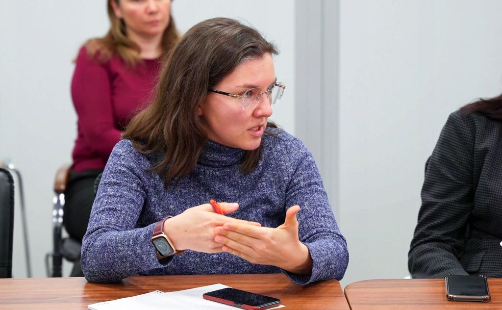 Участники встречи обратили внимание, что квитанции об оплате ресурса не всегда доставляются до 10-го числа. А Екатерина Черненко предложила рассмотреть возможность отказа от бумажной квитанции, перейдя на электронную по желанию. Представители СГК сообщили, что сегодня ведется активная работа с Почтой России по вопросу домов, где была замечена несвоевременная доставка платежных документов. Также можно воспользоваться альтернативным способом получения платежного документа: скачать платежку за любой период через мобильное приложение СГК или личный кабинет на сайте компании