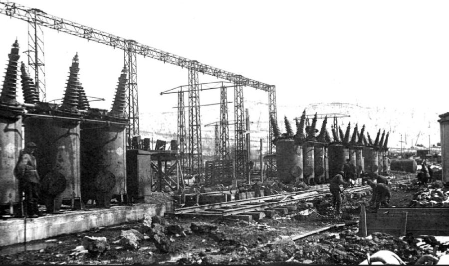 1930-е годы. Оборудование энергопредприятий на Дальнем Востоке вводилось так же, как по всей стране: ударными силами и в кратчайшие сроки. Фото с сайта rao-esv.ru