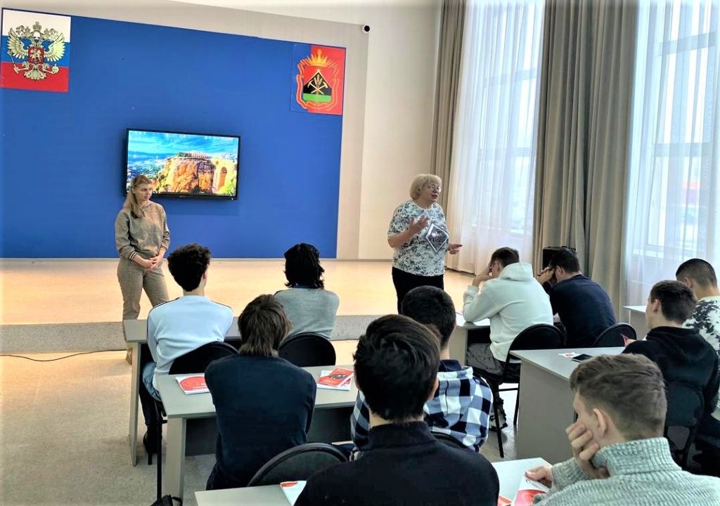 Перед студентами выступили представители HR-блока компании: начальник отдела по работе с персоналом Приморской ГРЭС Надежда Осипенко и начальник отдела по подбору, оценке и развитию персонала Кузбассэнерго Елена Солонко 