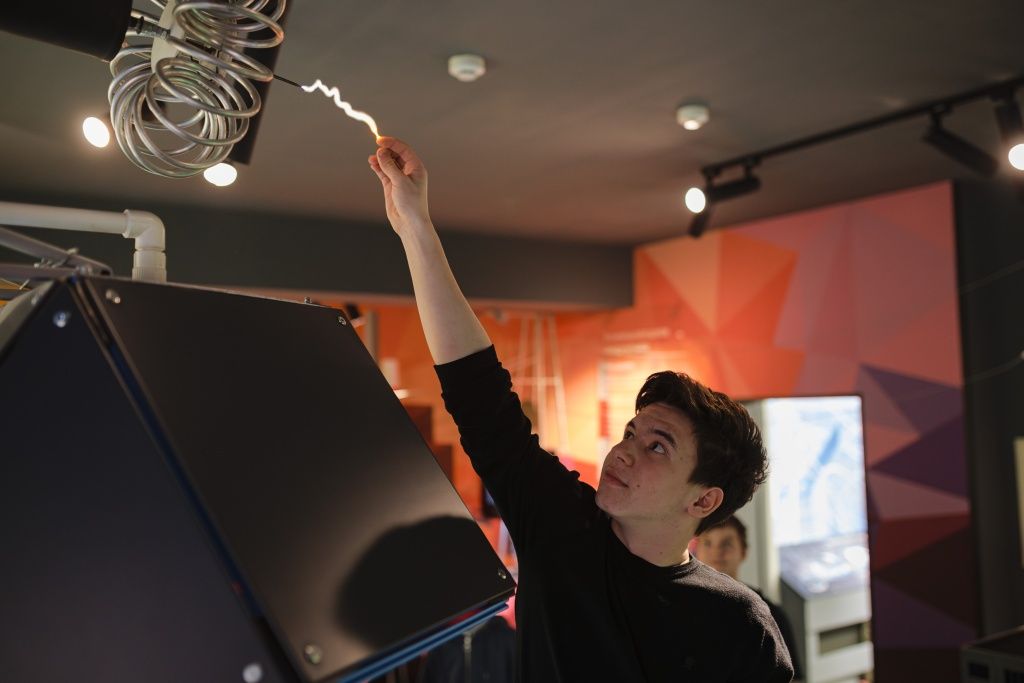 Егор Афанасьев с помощью специальных приборов узнает о сложных процессах в энергетике