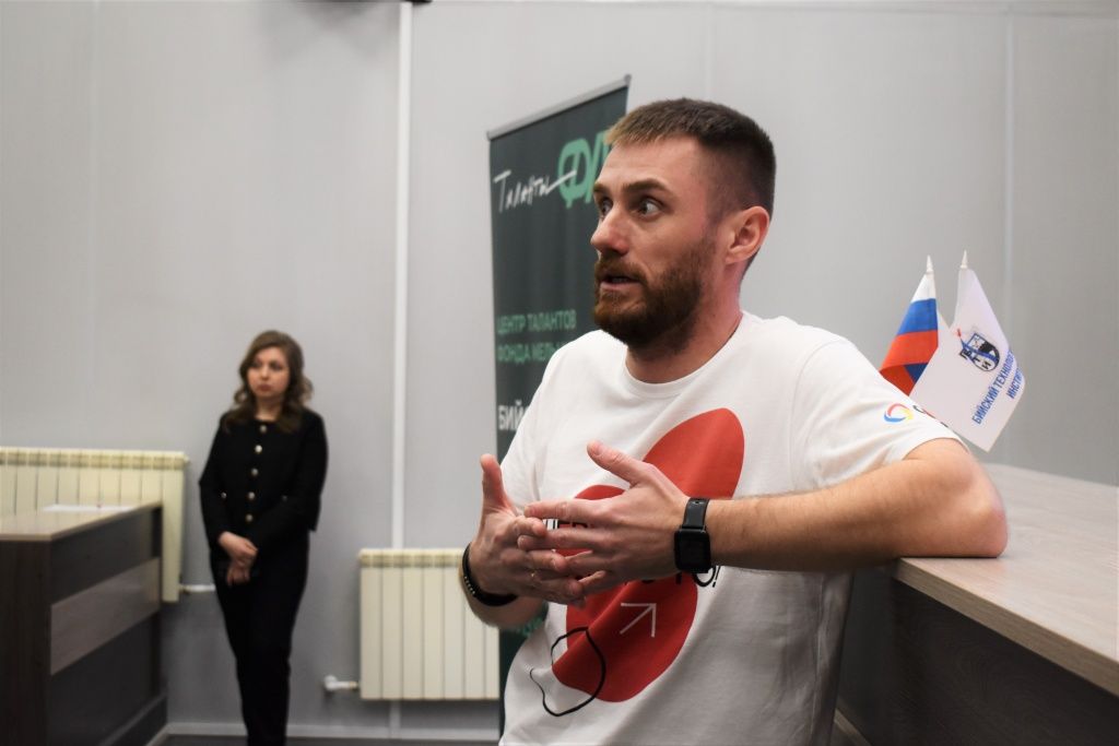 Ведущий инженер по ремонту Бийской ТЭЦ Алексей Казанин отвечает на вопросы участников встречи