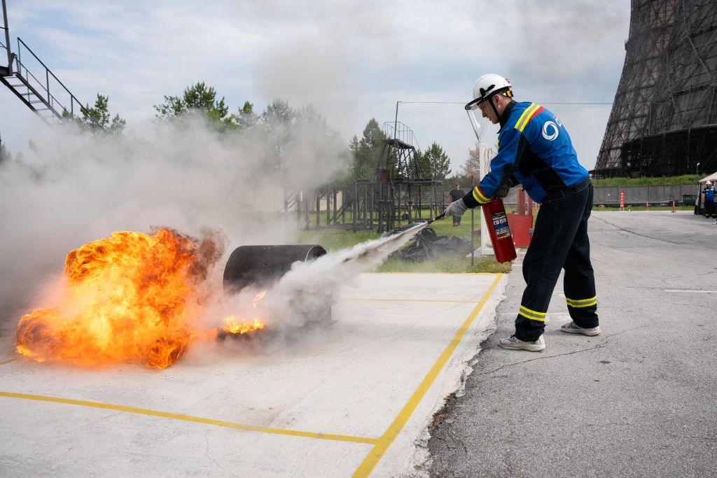 При работе с огнетушителем важно соблюсти расстояние до огня во время тушения