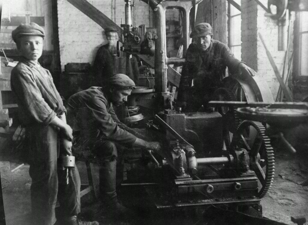 На фотографии справа работник держит руку на найденном маховике