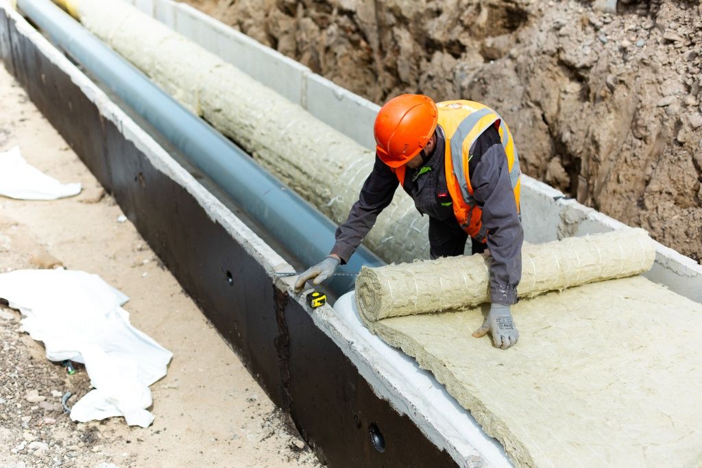 Для надежности трубы теплосети утепляют специальным материалом