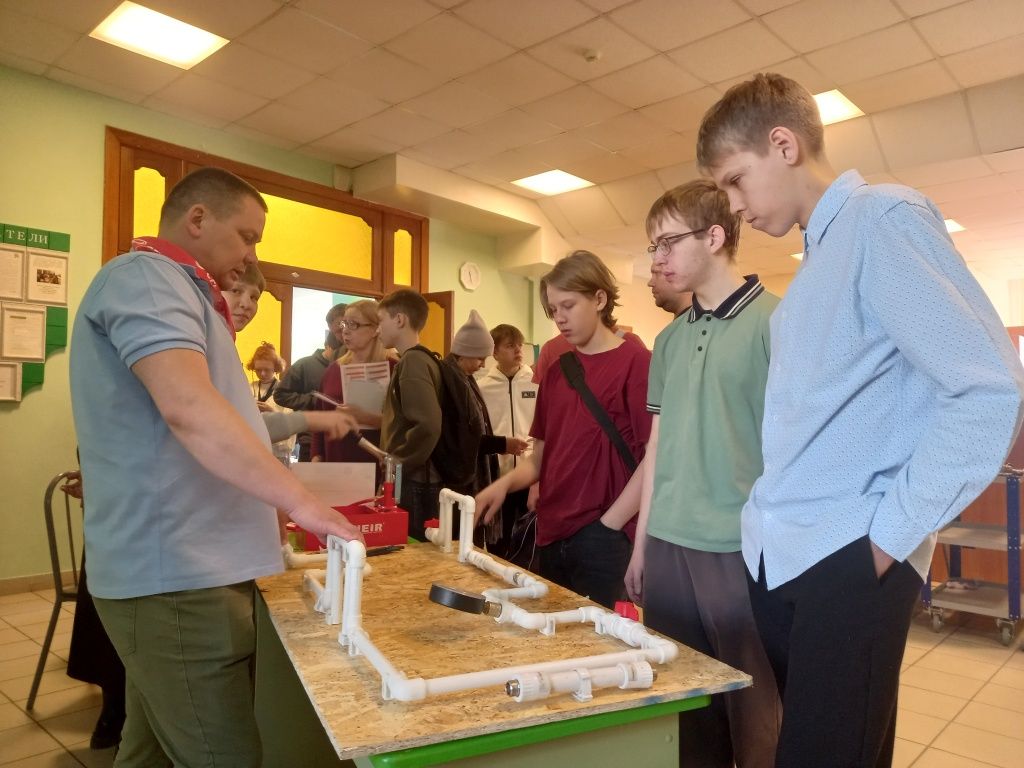 Начальник ОДС барнаульского теплосетевого подразделения СГК Николай Пестерев наглядно показал абитуриентам процесс опрессовки