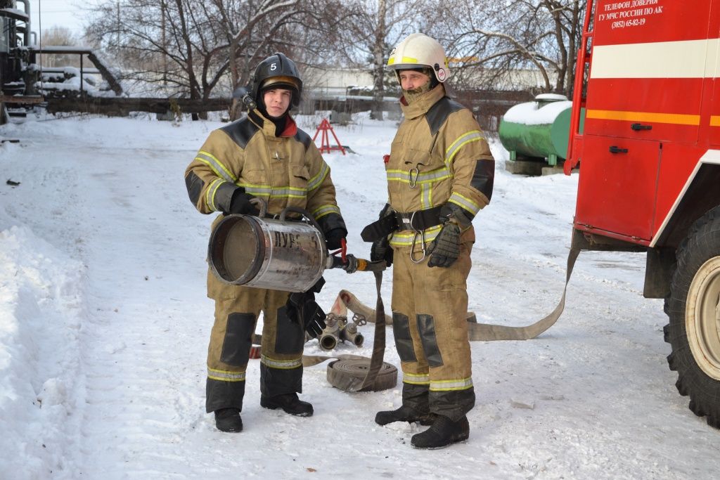 Для исключения возгорания, пожарные покрыли площадь разлива мазута воздушно-механической пеной