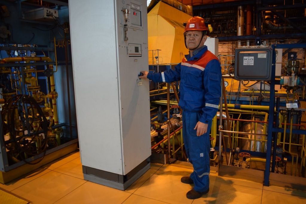 Ю.В.Морякин инспектирует оборудование турбогенератора №4