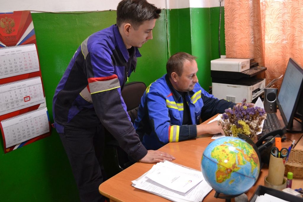 Начальники смены станции Михаил Дорохов и Алексей Стародубцев