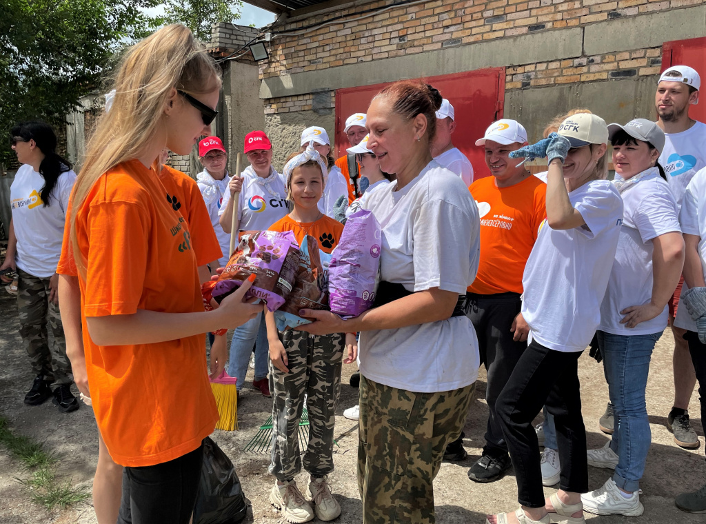 В рамках благотворительной акции энергетики из Лучегорска и волонтеры из Пожарского передали в приют несколько пачек сухого корма