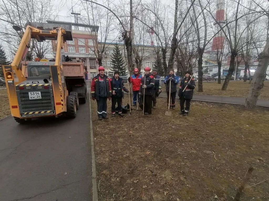 Энергетики Красноярской ТЭЦ-1 убирают не только территорию станции, но и парк, расположенный рядом