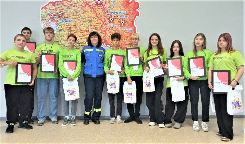 После окончания стажировки каждый школьник получил диплом о ее прохождении и памятные подарки