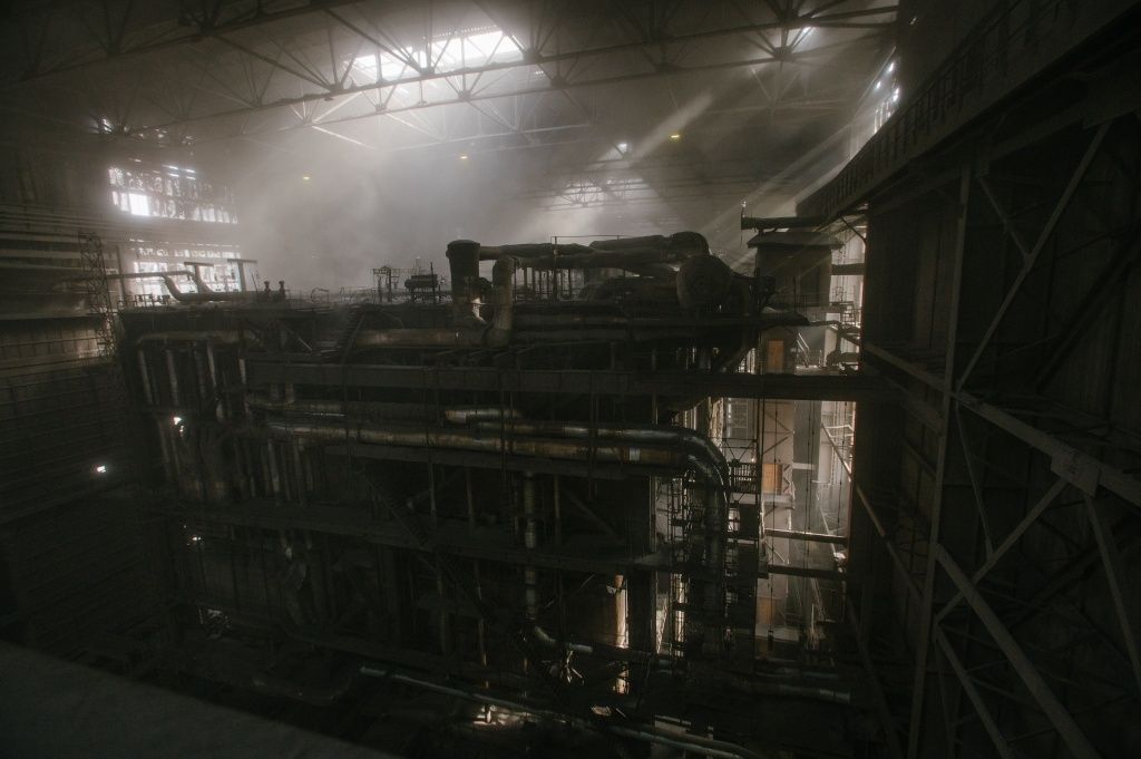 Исполинские котлы пронзают здание станции снизу доверху