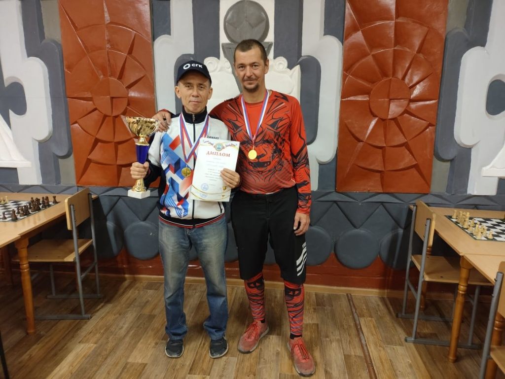 Павел Путинцев и Олег Казанцев победили в соревнованиях по шахматам