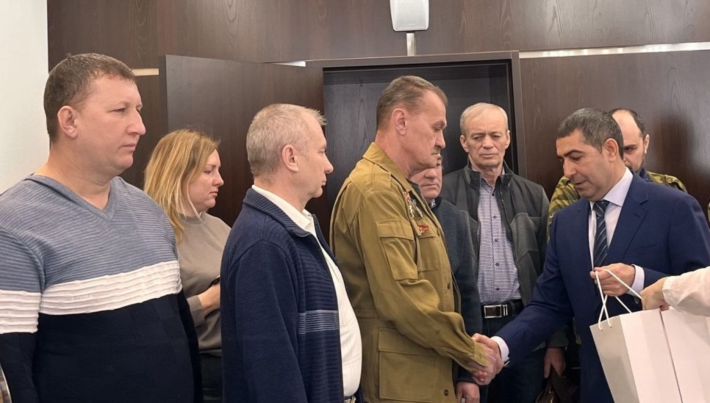 От лица компании с предстоящим праздником сотрудников Барнаульской теплосетевой компании поздравил директор Александр Гросс