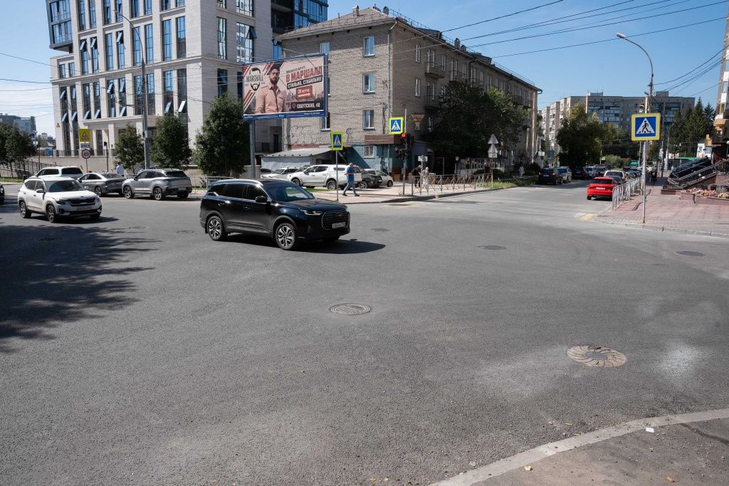 На улице Советской проложили 306 метров новых труб. От теплосети зависит качественное и надежное теплоснабжение: 74 жилых домов, 8 детских садов и 2 лечебных учреждений, 4 ВУЗов, а также 41 прочих объектов &ndash; торговли, офисов и предприятий
