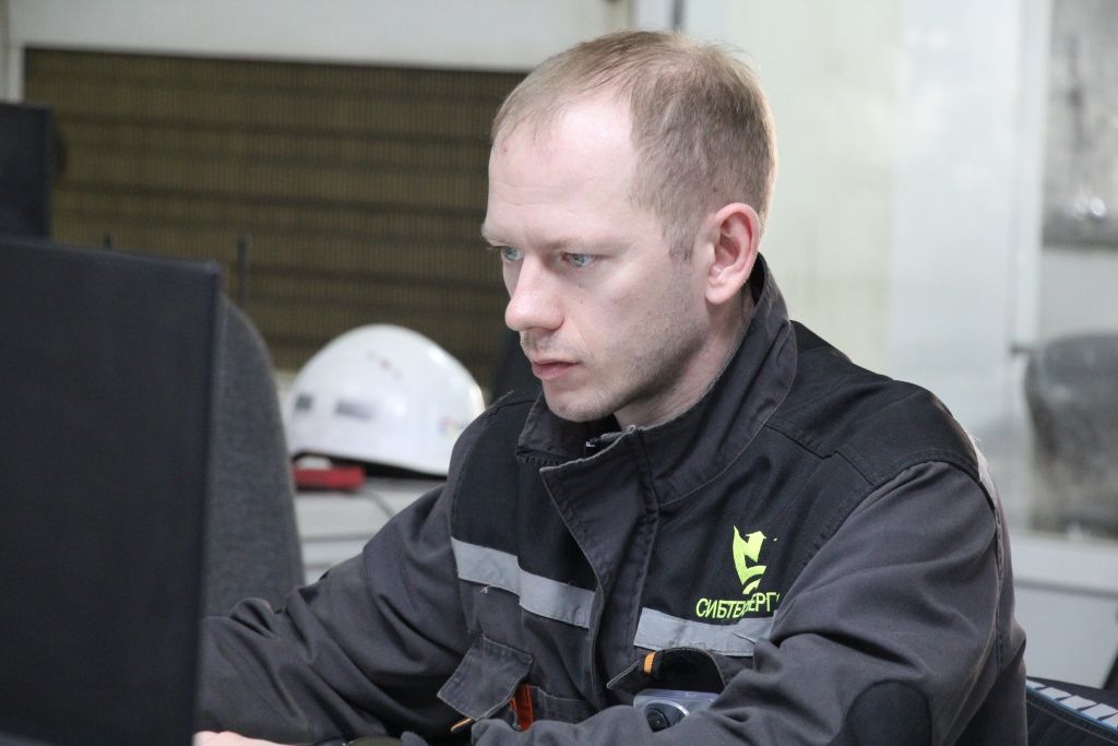 Модернизированное оборудование требует наладки для обеспечения его надёжной работы. На фото &mdash; Леонид Звонарёв, руководитель группы наладки АО Сибтехэнерго