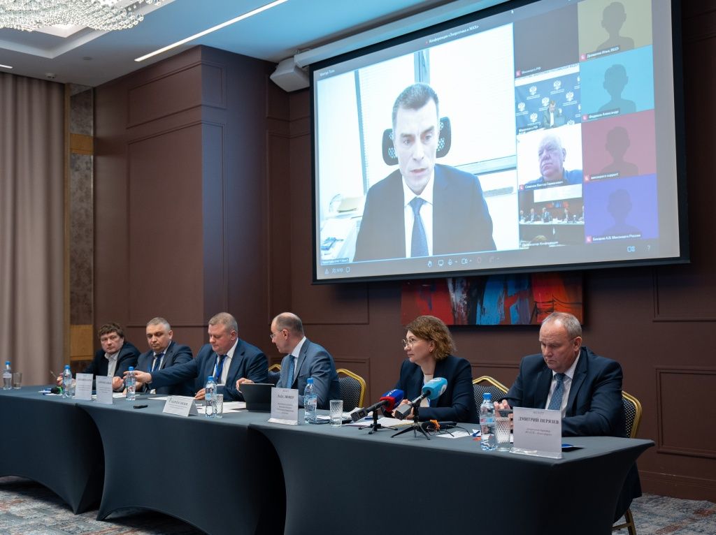 Заместитель генерального директора ПАО &laquo;Т Плюс&raquo; Роман Яценко (на фото &mdash; на экране) отметил, что пока участники рынка теплоснабжения &laquo;стоят в конце очереди&raquo; после муниципальных предприятий при решении вопросов о предоставлении мер поддержки. В президиуме &mdash; справа налево: генеральный директор АО &laquo;СГК &ndash; Новосибирск&raquo; Дмитрий Перязев, директор по развитию теплового бизнеса СГК Лада Линкер, модератор дискуссии Андрей Кузнецов, начальник департамента энергетики, жилищного и коммунального хозяйства города Новосибирска Дмитрий Зайков, и.о. министра ЖКХ и энергетики Новосибирской области Евгений Назаров, председатель Совета Ассоциации &laquo;Сибирское методологическое агентство развития территорий &ndash; Концепт&raquo; Леонтий Коновалов