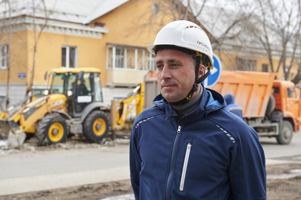 Константин Семашкин из компании «Промстрой» руководит работами на улице Новосибирской