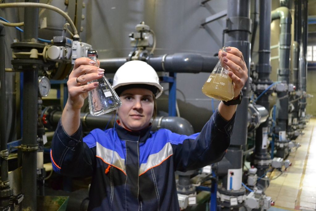 Будущим химикам было особенно интересно познакомиться с работой химического цеха