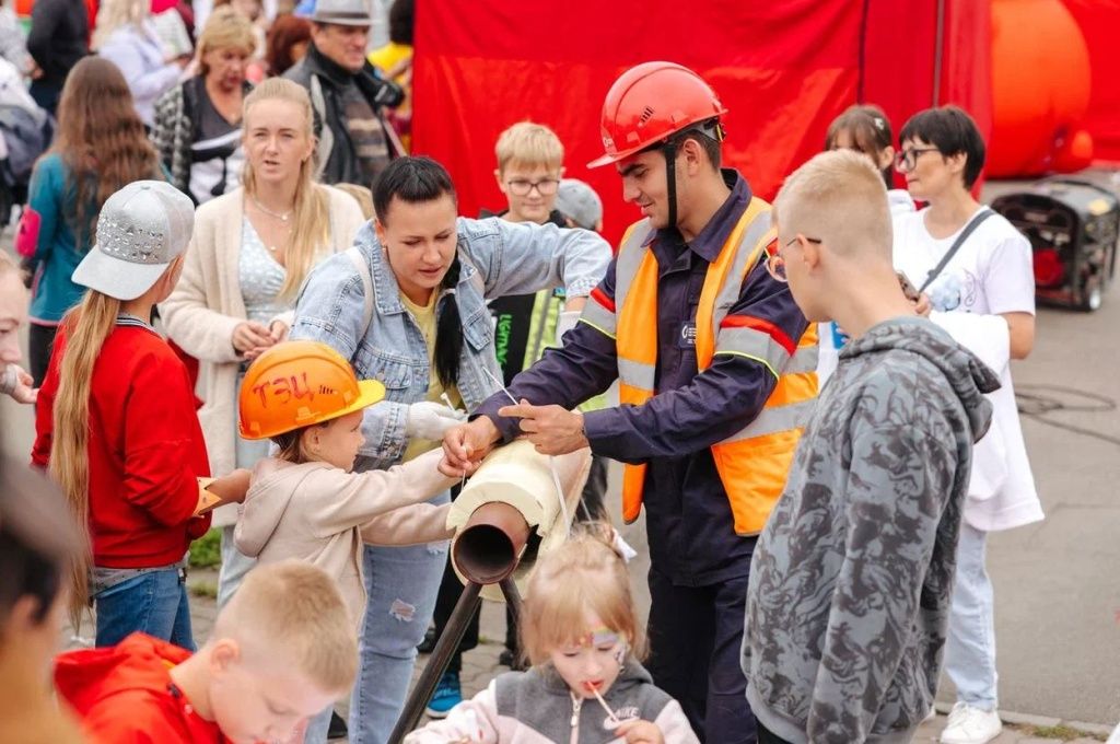 Теперь и маленькие абаканцы знают, зачем утеплять горячие трубы &mdash; сотрудник ЮСТК Никита Девятайкин все объяснил наглядно