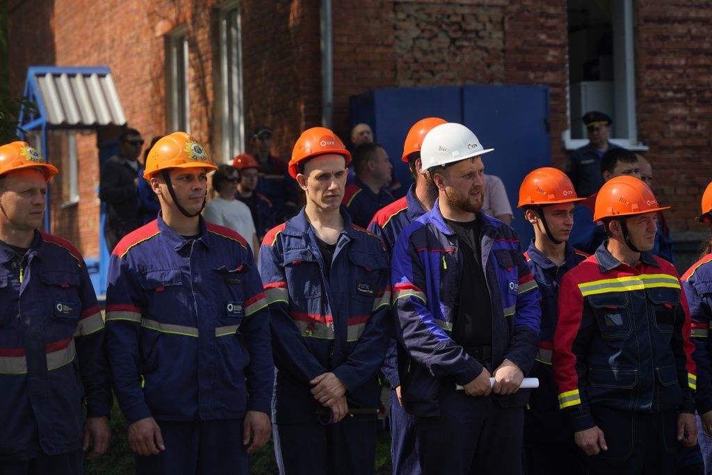 Перед началом состязаний &mdash; построение команд цехов 