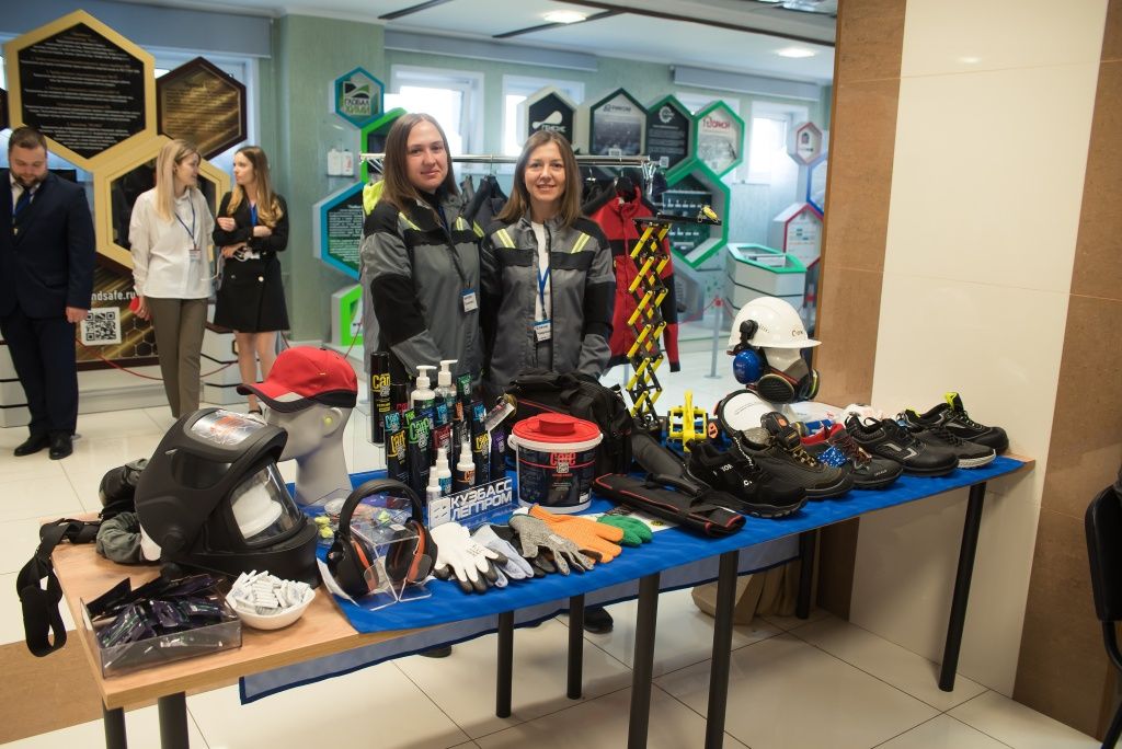 С партнерами вместе в решении рабочих задач и на деловых конференциях