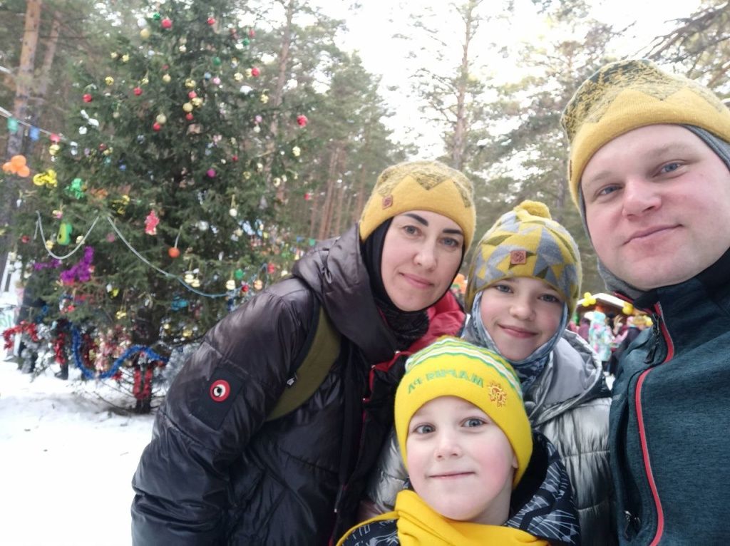 Наш коллега приобщил к лыжам всю свою дружную семью 