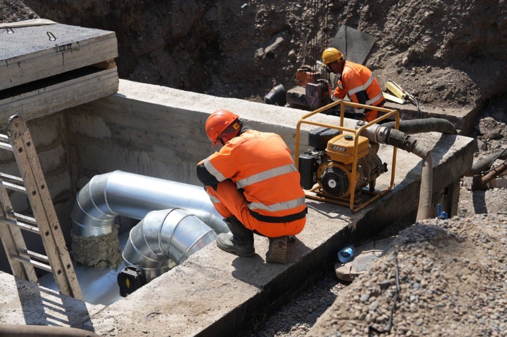 Работы по замене трубопровода на улице Дубровинского ведутся системно