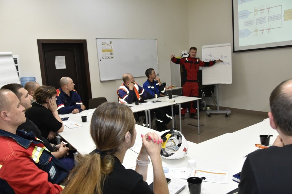 Сотрудники разных филиалов учатся выстраивать коммуникации 