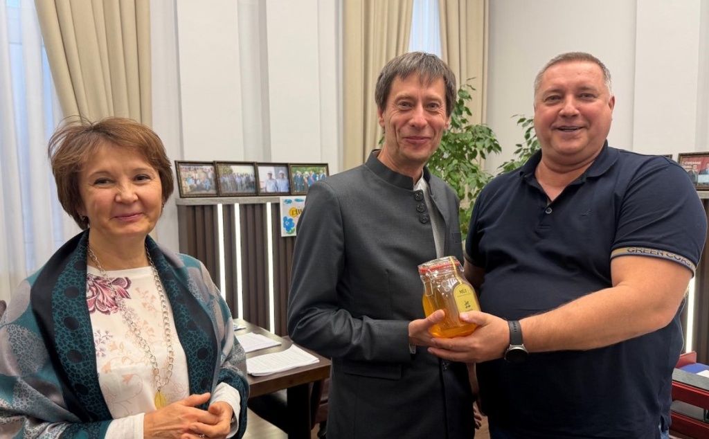 В знак благодарности за гостеприимство &mdash; ароматный подарок &mdash; башкирский мед 