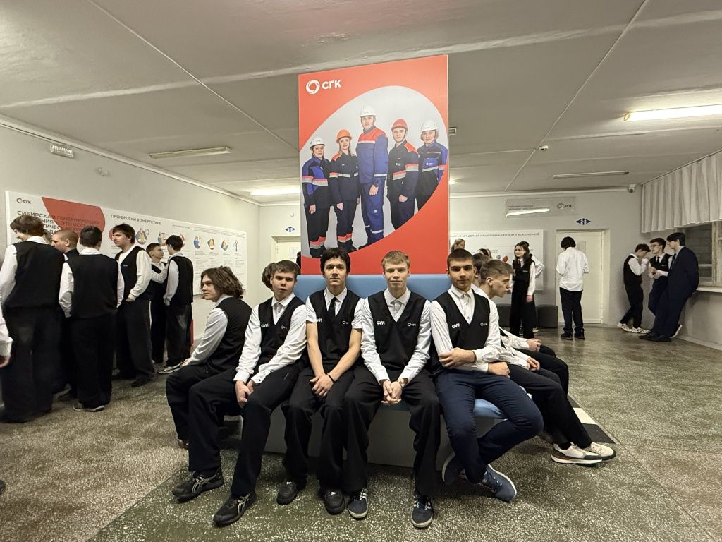 Ученики Профклассов отдыхают перед уроком