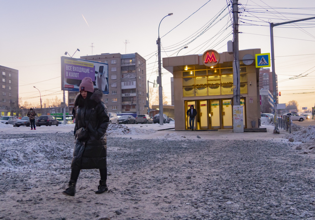 После постройки в Новосибирске новой теплотрассы на пересечении улиц Кошурникова и Богаткова территорию благоустроили во временном, зимнем варианте