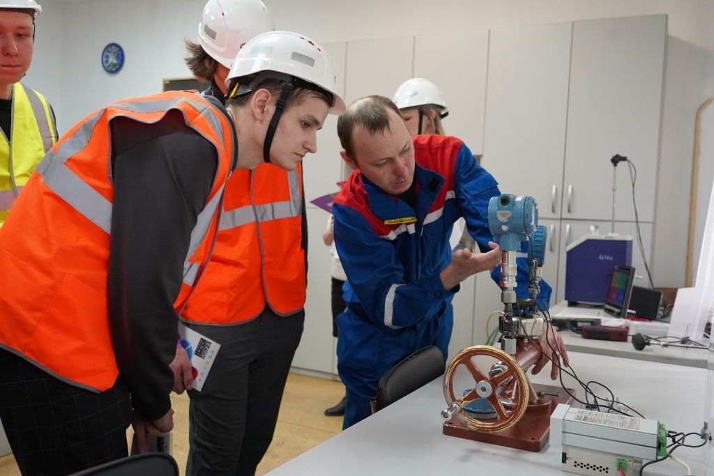 Урок физики, но не в учебном классе, а в электролаборатории электростанции 