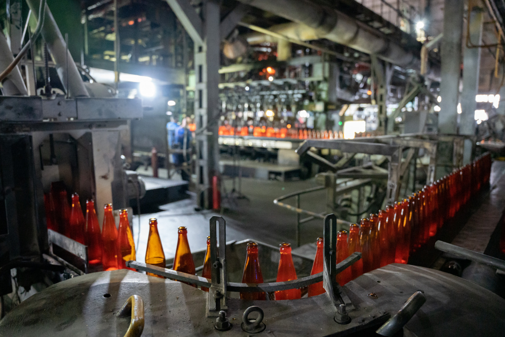 На Сибстекле выпускают 1 600 единиц стеклотары в минуту 