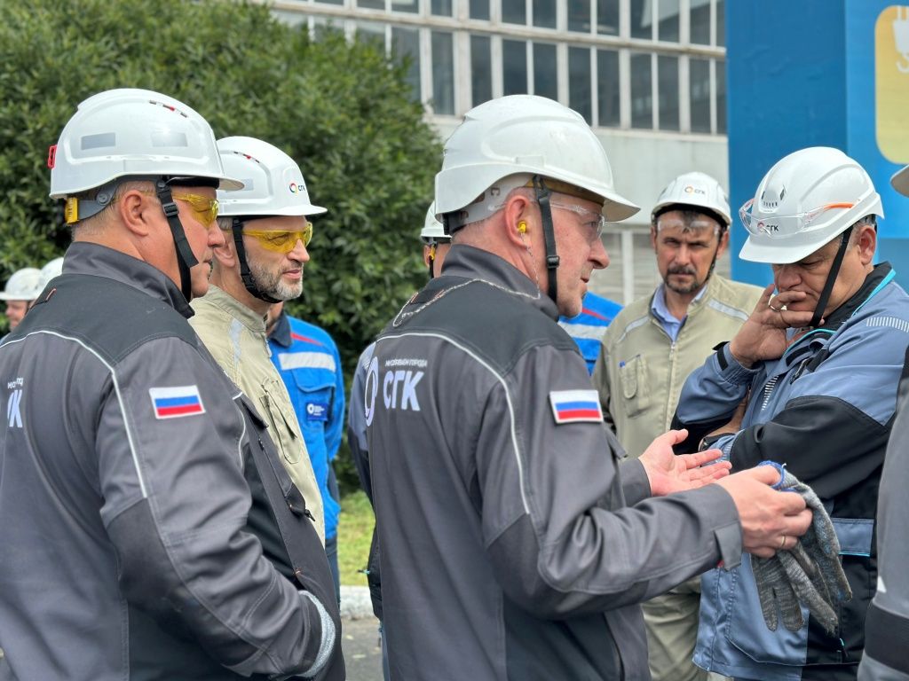 Руководители компании на ремонтной площадке обсуждают нюансы проектировочных работ