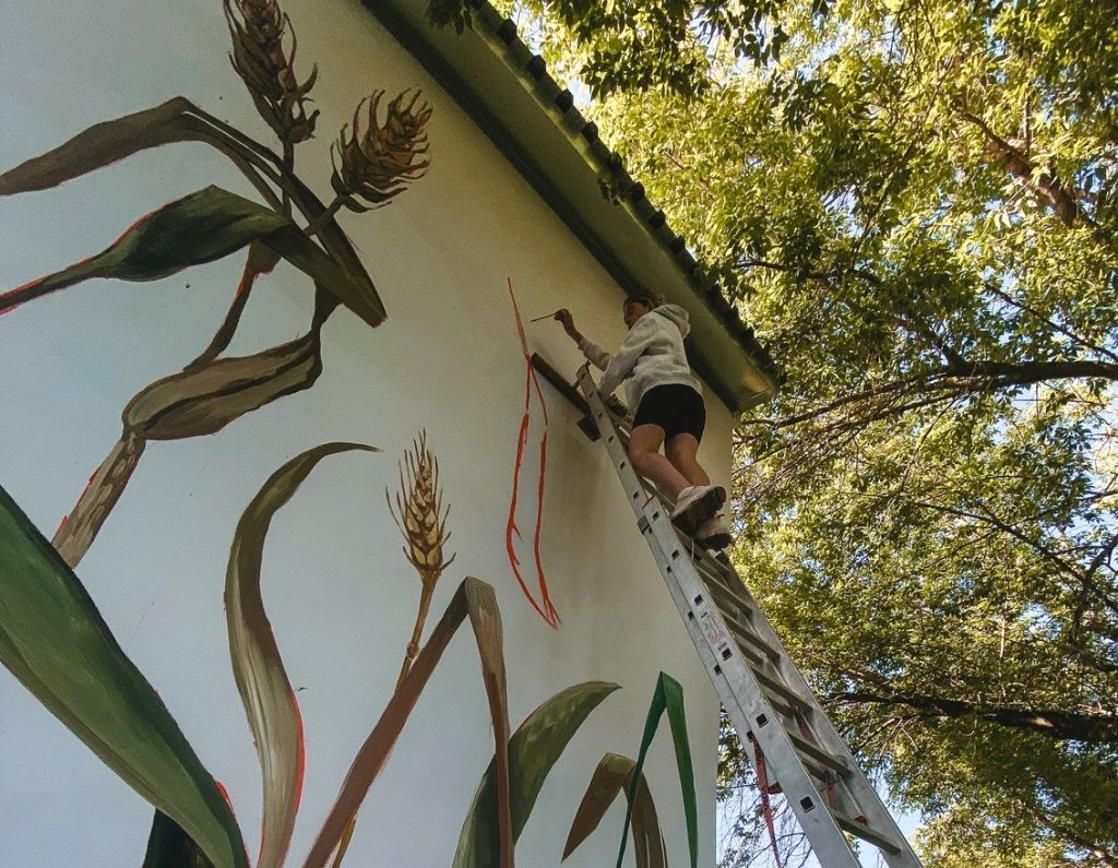 Без внимания со стороны жителей не оставался ни один день работы Елизаветы над муралом 