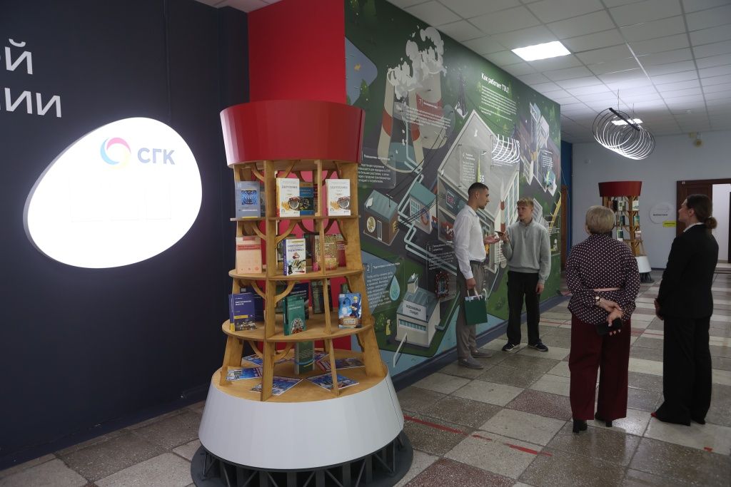 Холл расположен рядом с библиотекой, где студенты проводят много свободного времени. 