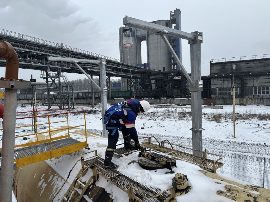 Для работы на цистернах, крышах вагонов на Рефтинской ГРЭС применяются линии из металлического профиля и Г-образные конструкции.