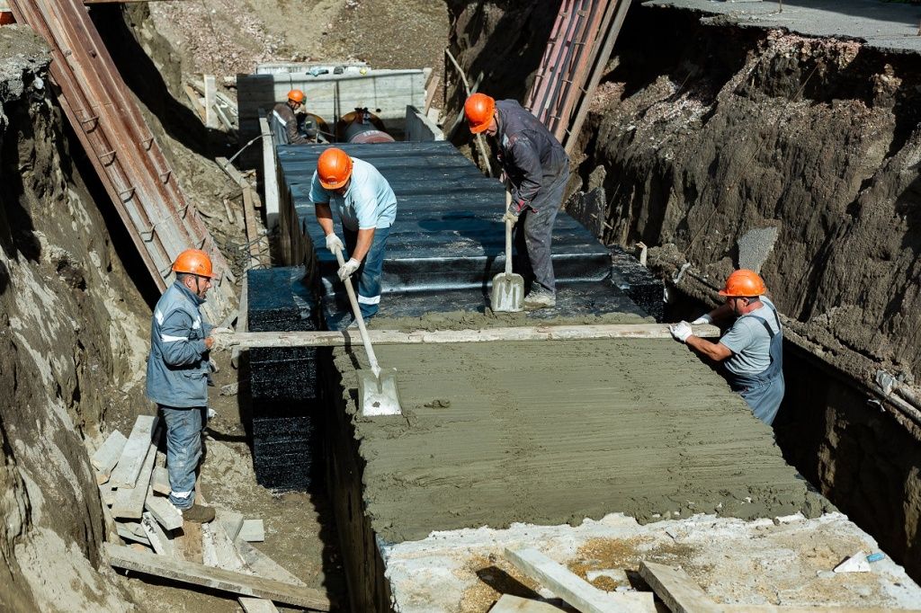 От влаги защищается не только сама труба, но и лоток, в котором она размещена. Так теплосеть прослужит дольше