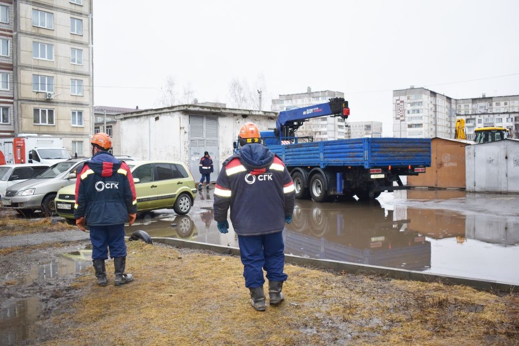 Размещение спецтехники на придомовой территории требует большого водительского мастерства 