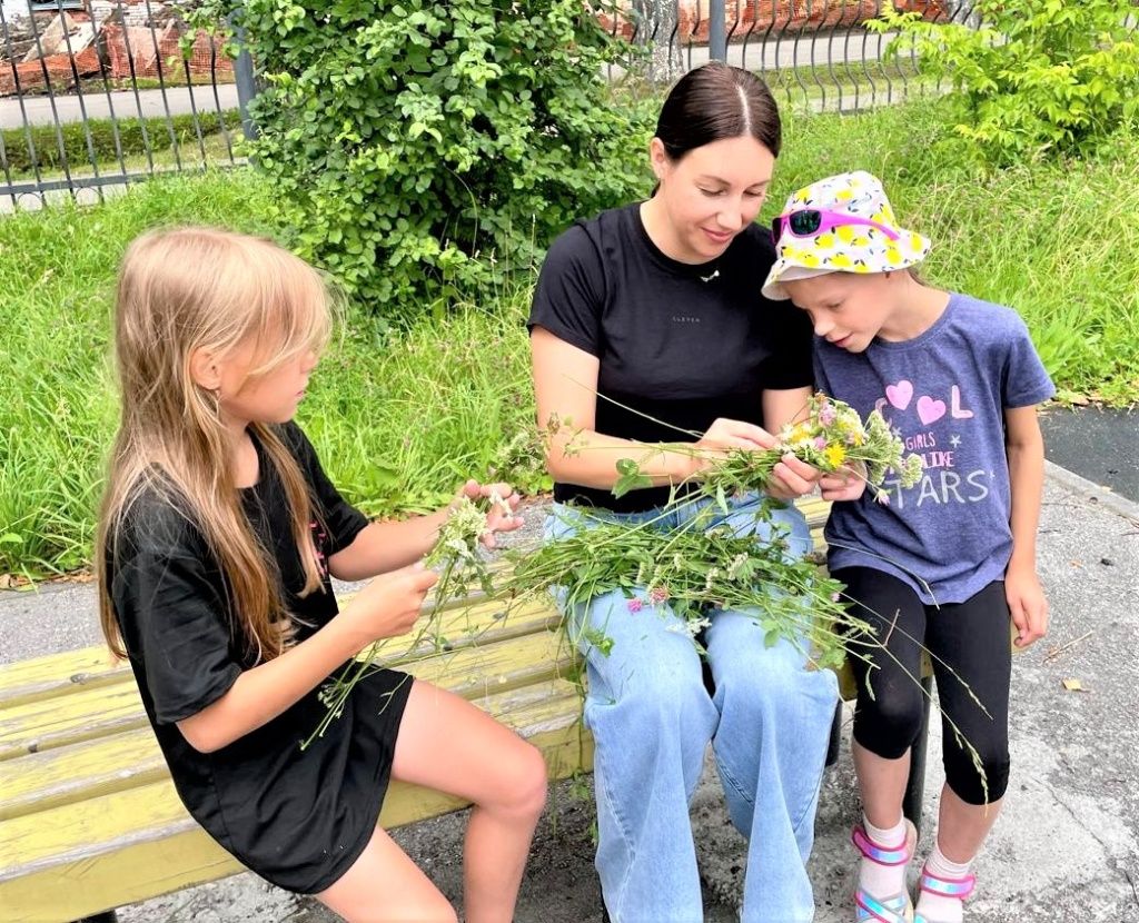 Плетение венков из цветов &mdash; традиционно летнее занятие. Теперь дети-участники проекта &laquo;Стартуем в лето&raquo; знают, как их делать