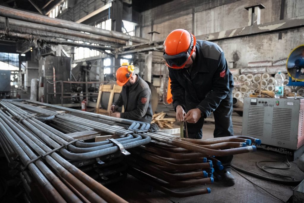 Зачистка труб перед сваркой. Новые трубы общим весом 20 тонны изготовили в структурном подразделении СибЭР в Кемерове Зачистка труб перед сваркой. Новые трубы общим весом 20 тонны изготовили в структурном подразделении СибЭР в Кемерове
