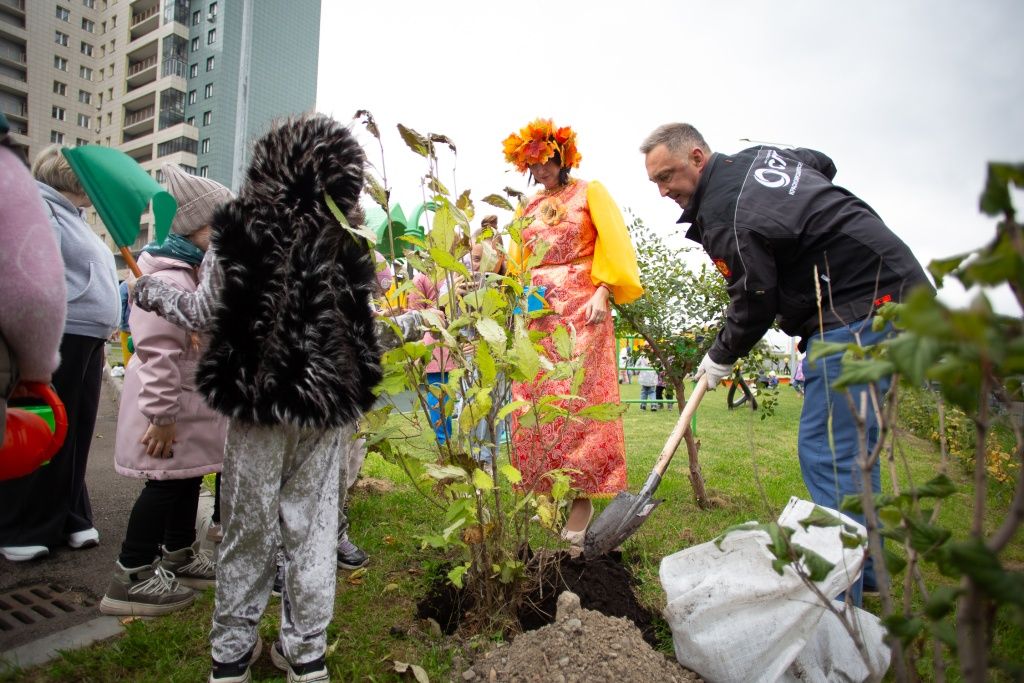 Ребята запоминают деревья, которые высадили и следят за их ростом 