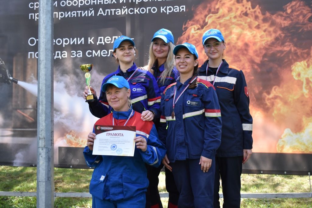 Девушки команды АО &laquo;СГК-Алтай&raquo; с кубком за третье место соревнований ДПД