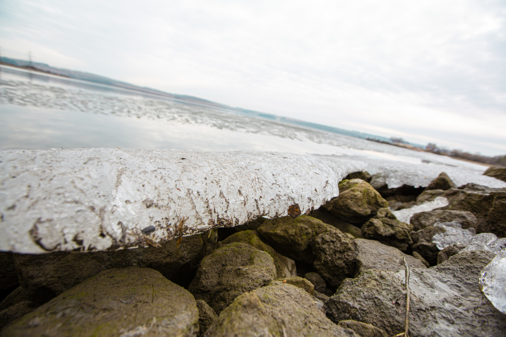 Кромки льда сохранились на прибрежной линии 