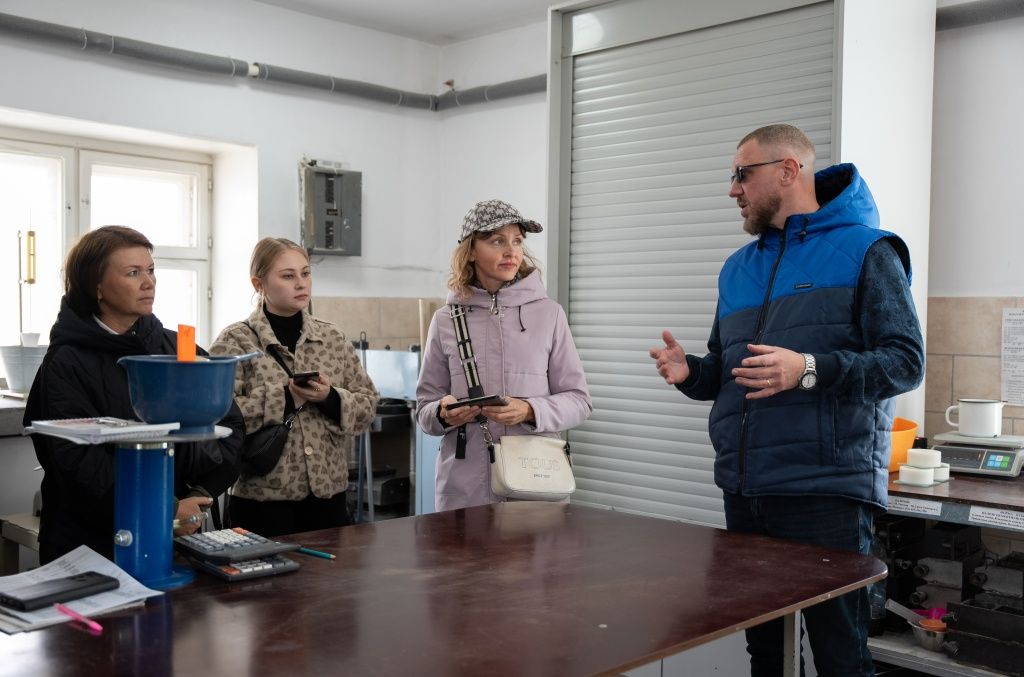 Директор завода BROZEX в Искитиме Александр Ростовцев (на фото справа) &mdash; в лаборатории завода 