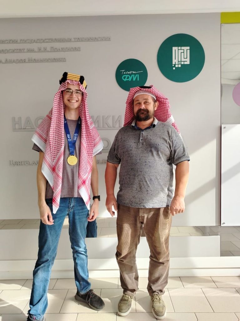Егор Кривощёков в начале этого года стал обладателем золотой медали международной азиатской олимпиады в Саудовской Аравии, а в эти дни он участвует в Международной олимпиаде по физике в Париже