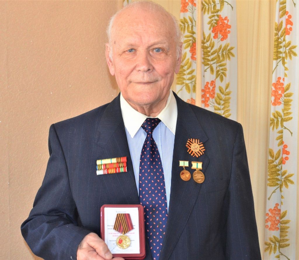 Анатолий Хейноне с медалью &laquo;80 лет Победы в Великой Отечественной войне&raquo;